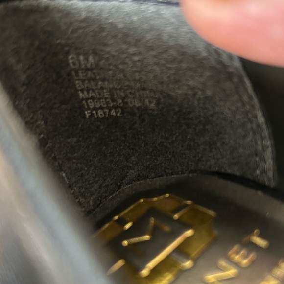 Monet Designed in Italy Black Leather Pumps in like new condition size 6 - Picture 7 of 7